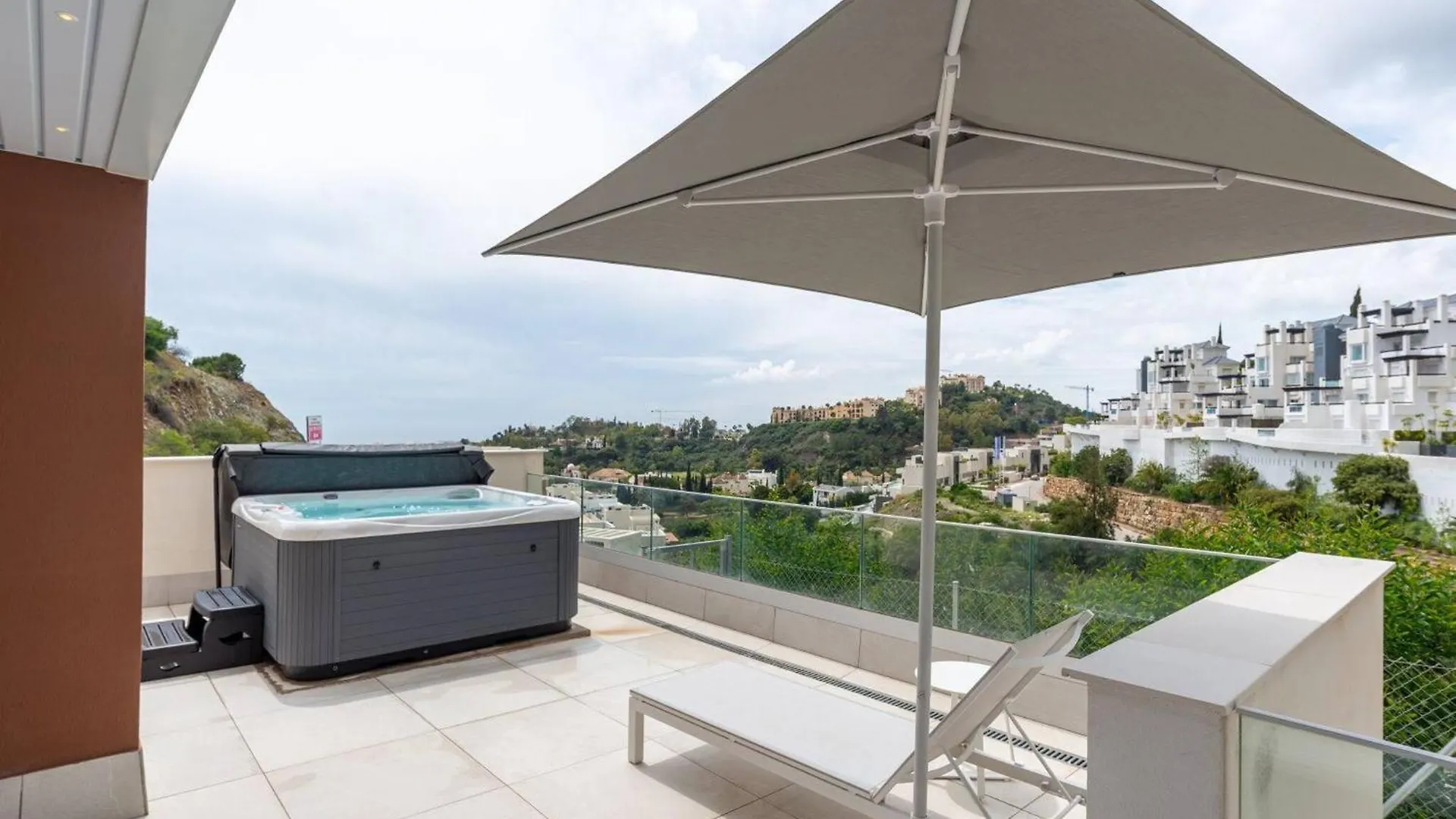 La Quinta 3 Bedroom Ultra Modern Apartment With Private Hot Tub Málaga