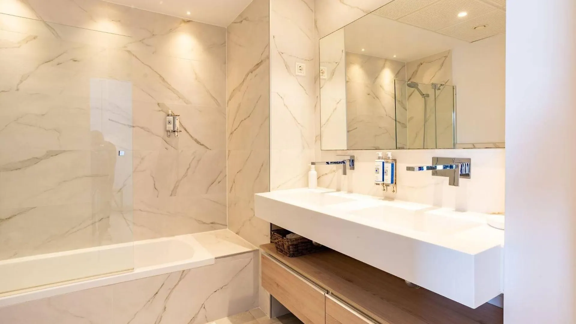 La Quinta 3 Bedroom Ultra Modern Apartment With Private Hot Tub Malaga