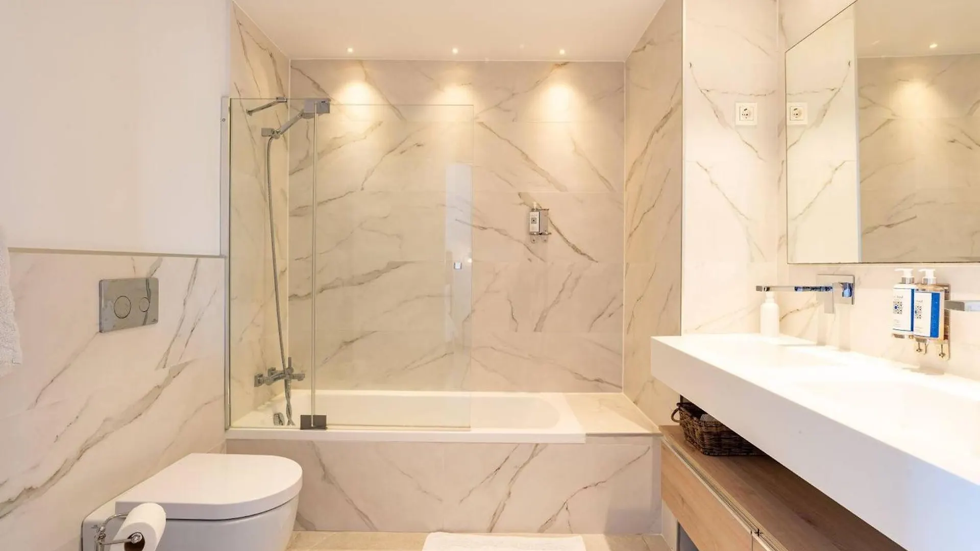 La Quinta 3 Bedroom Ultra Modern Apartment With Private Hot Tub Malaga