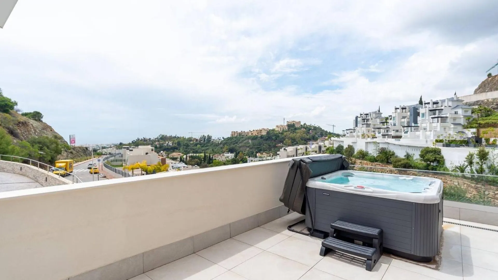 La Quinta 3 Bedroom Ultra Modern Apartment With Private Hot Tub Malaga