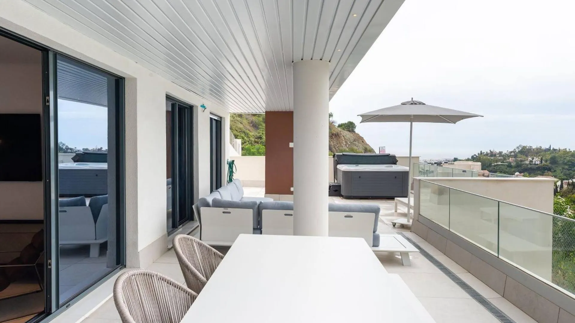 La Quinta 3 Bedroom Ultra Modern Apartment With Private Hot Tub Malaga