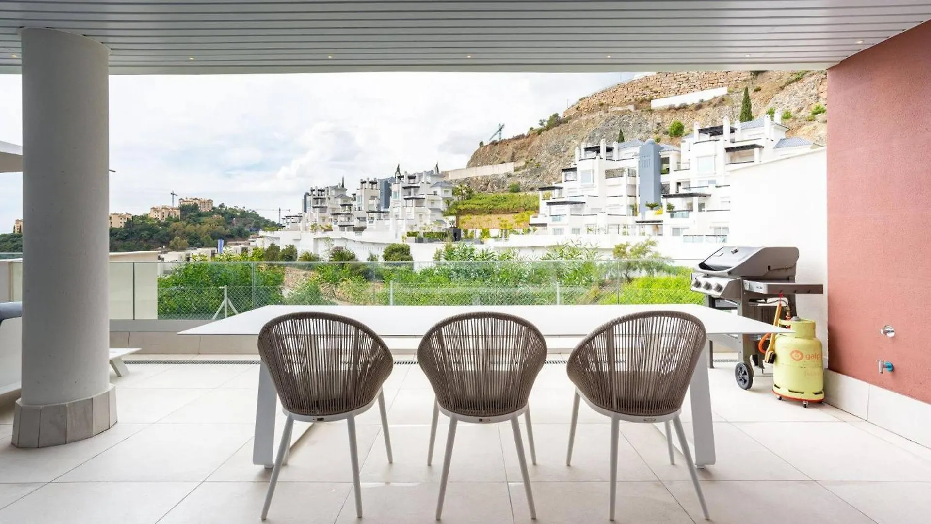 La Quinta 3 Bedroom Ultra Modern Apartment With Private Hot Tub Malaga