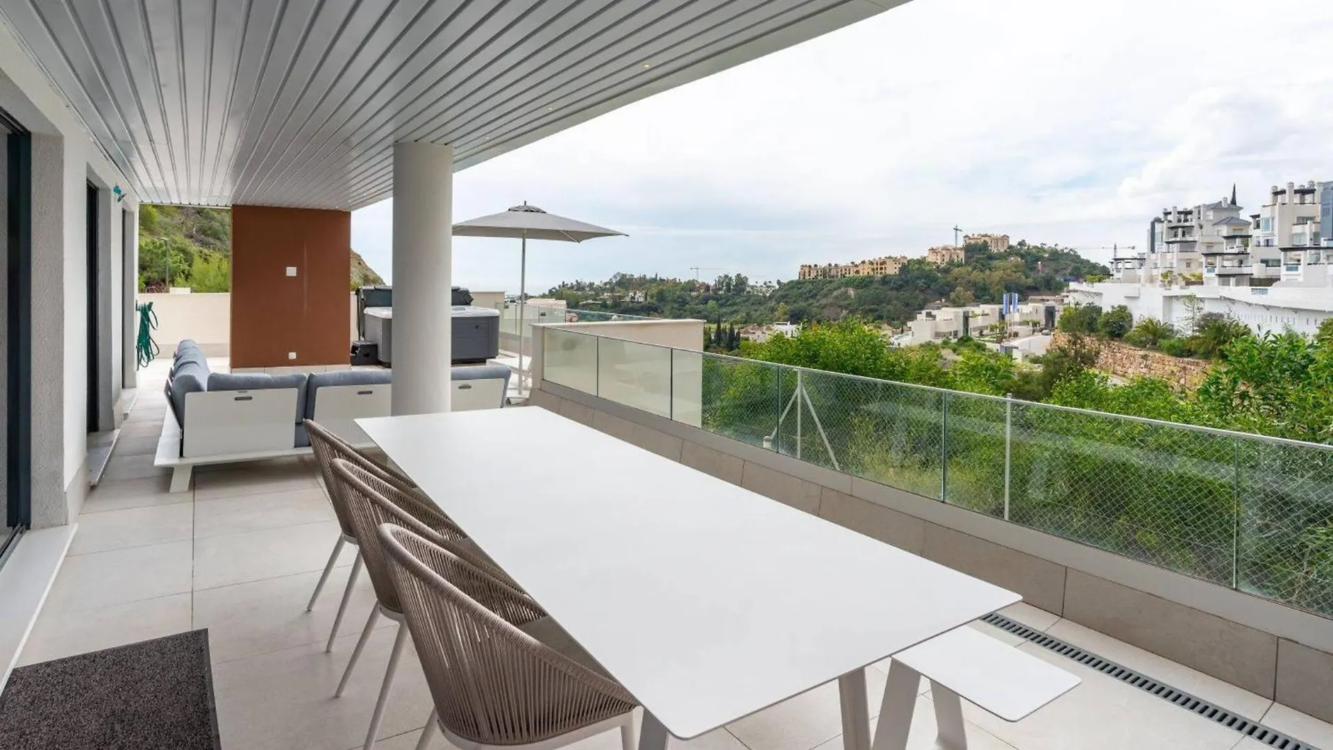 La Quinta 3 Bedroom Ultra Modern Apartment With Private Hot Tub Malaga