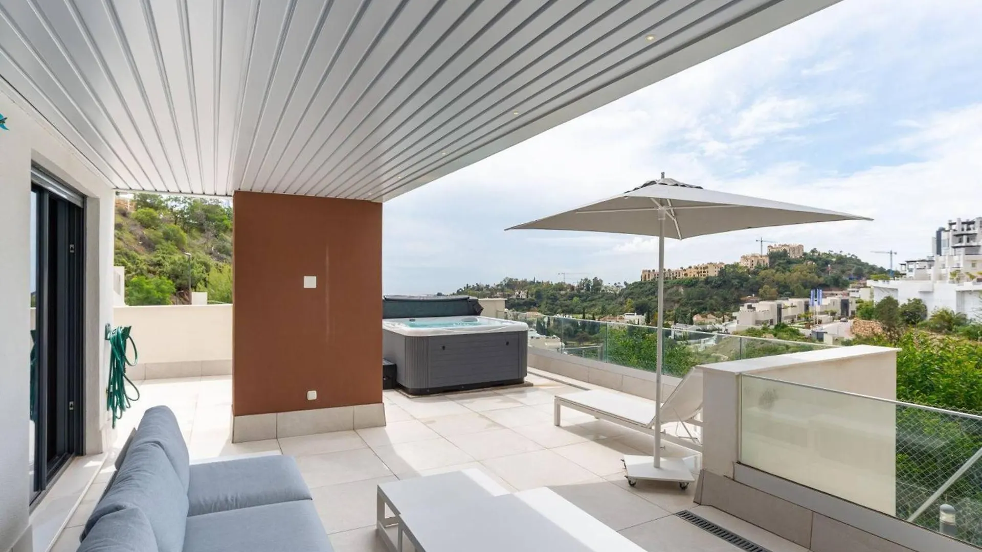 La Quinta 3 Bedroom Ultra Modern Apartment With Private Hot Tub Malaga