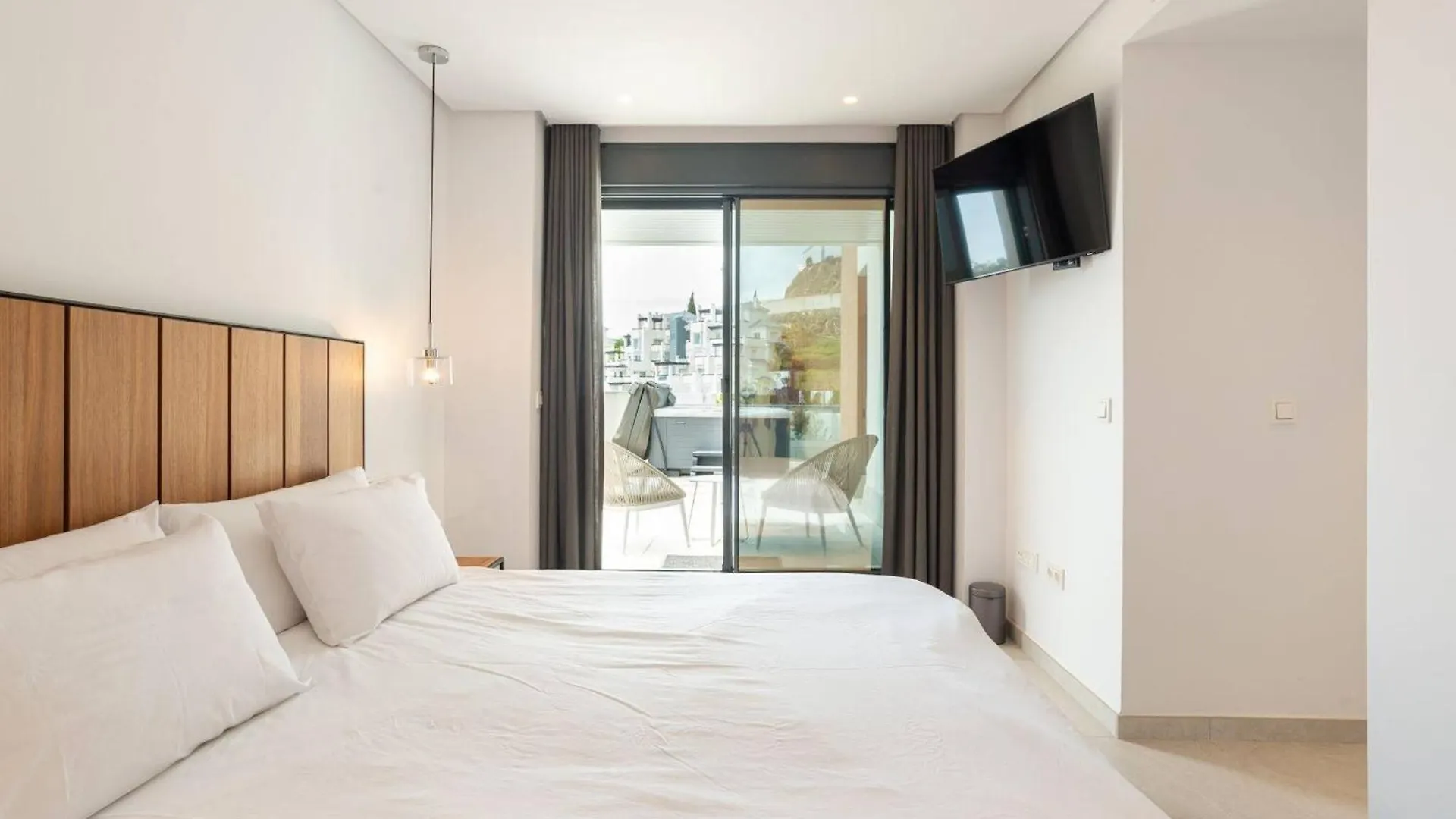 La Quinta 3 Bedroom Ultra Modern Apartment With Private Hot Tub Malaga