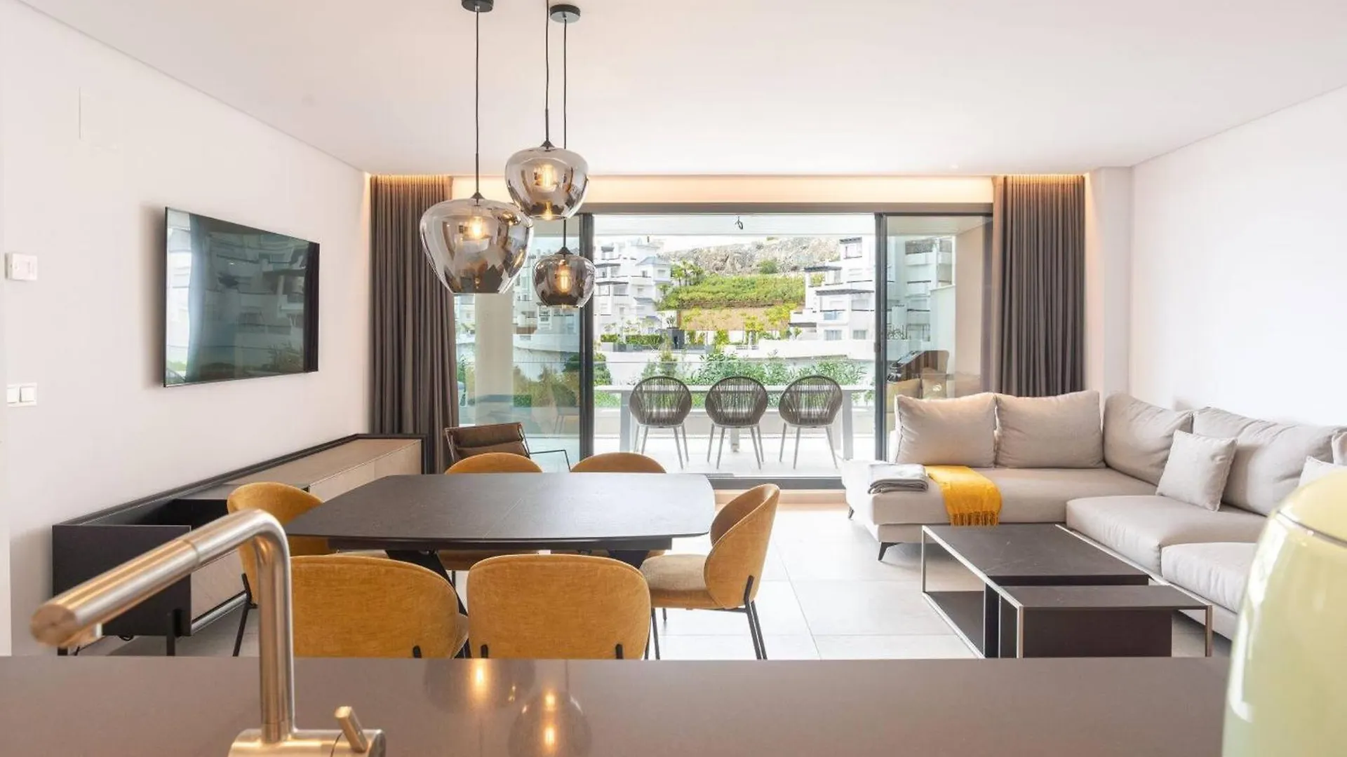 La Quinta 3 Bedroom Ultra Modern Apartment With Private Hot Tub Malaga