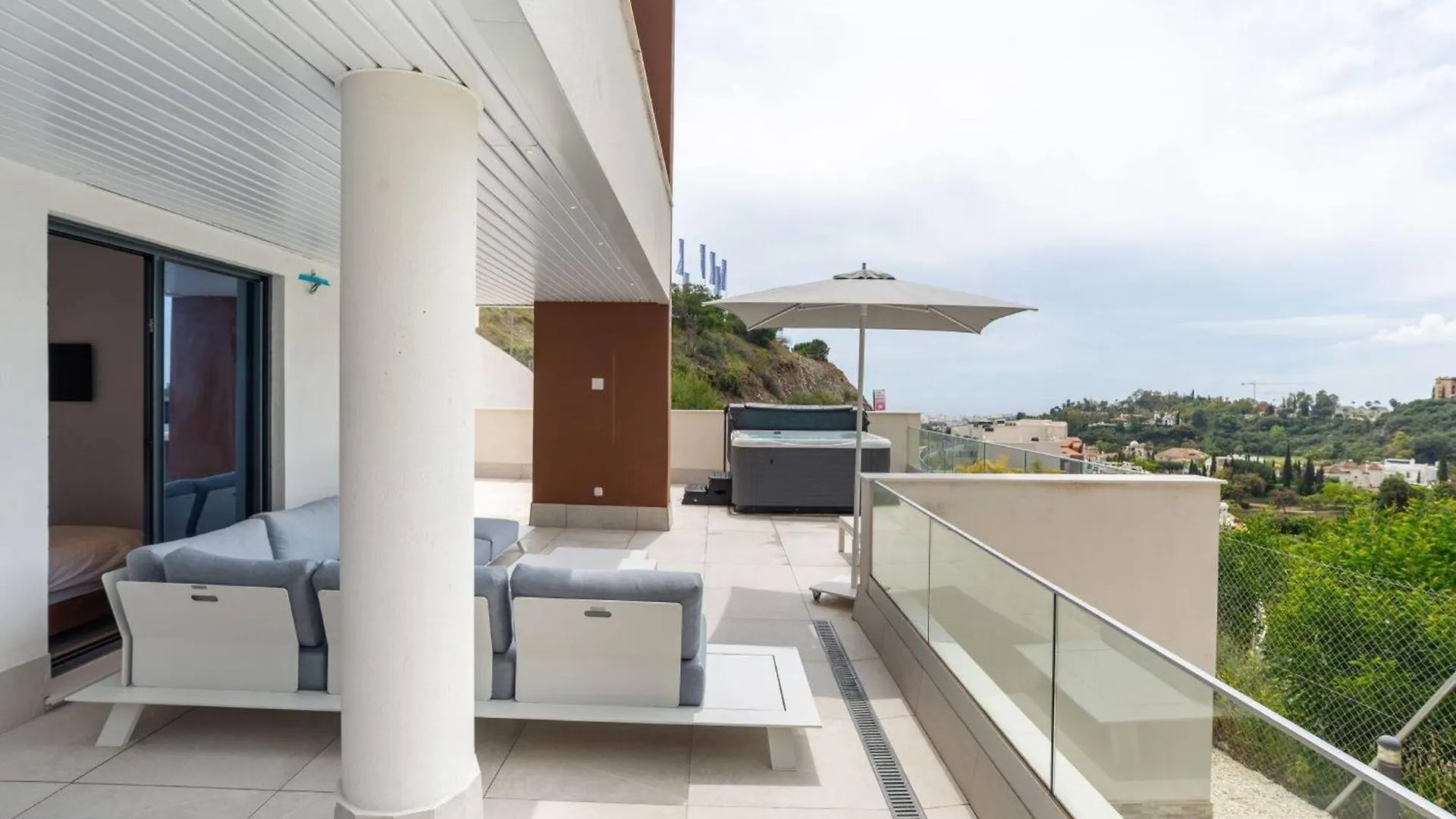 La Quinta 3 Bedroom Ultra Modern Apartment With Private Hot Tub Malaga