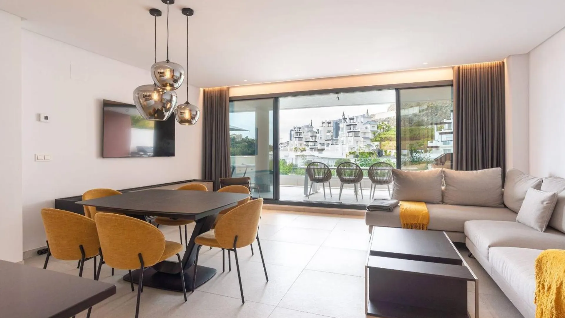La Quinta 3 Bedroom Ultra Modern Apartment With Private Hot Tub Malaga