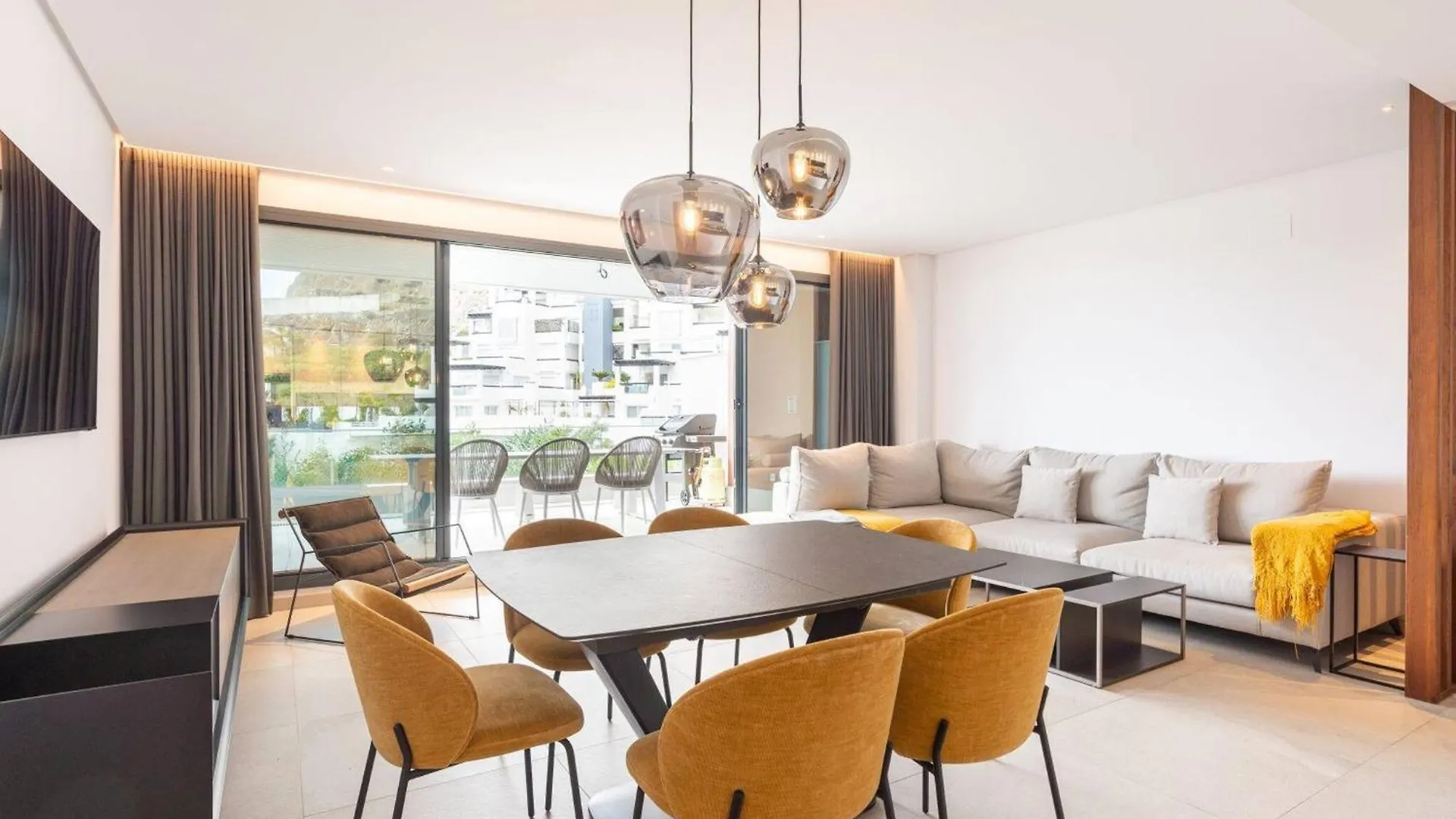 La Quinta 3 Bedroom Ultra Modern Apartment With Private Hot Tub contacts